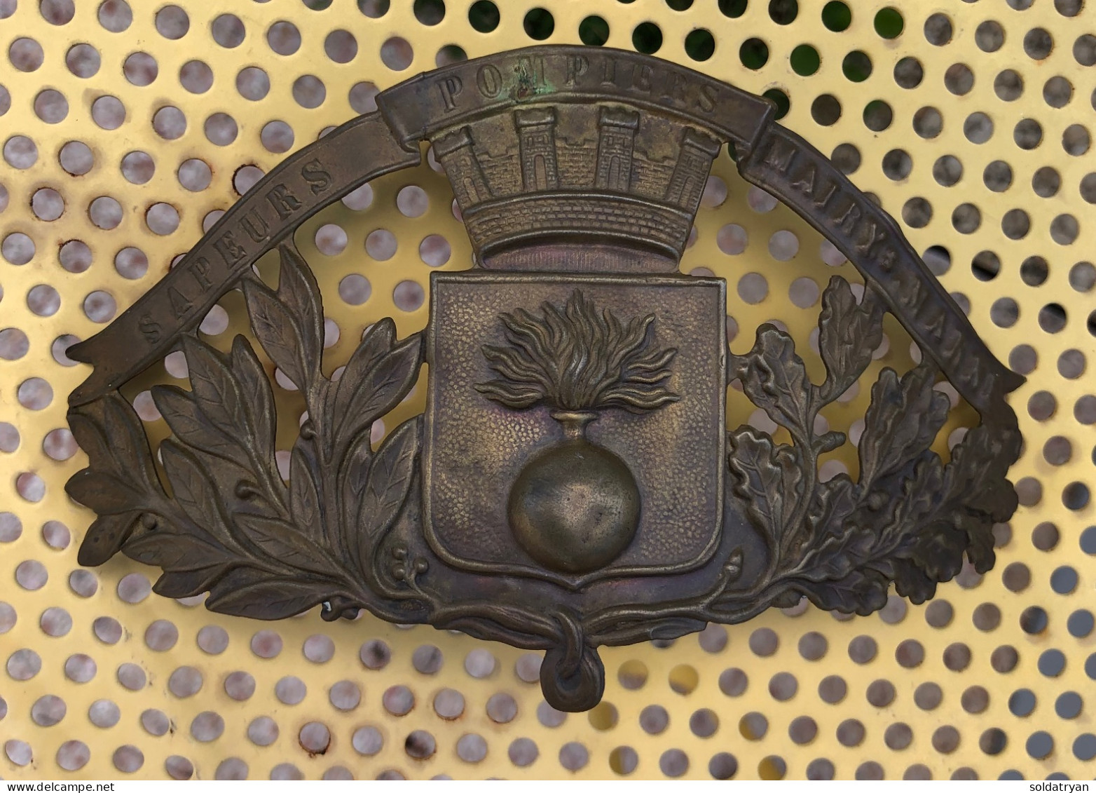 Ancienne Plaque De Casque De Sapeur Pompier De MAIRY SUR MARNE  En Laiton - Headpieces, Headdresses