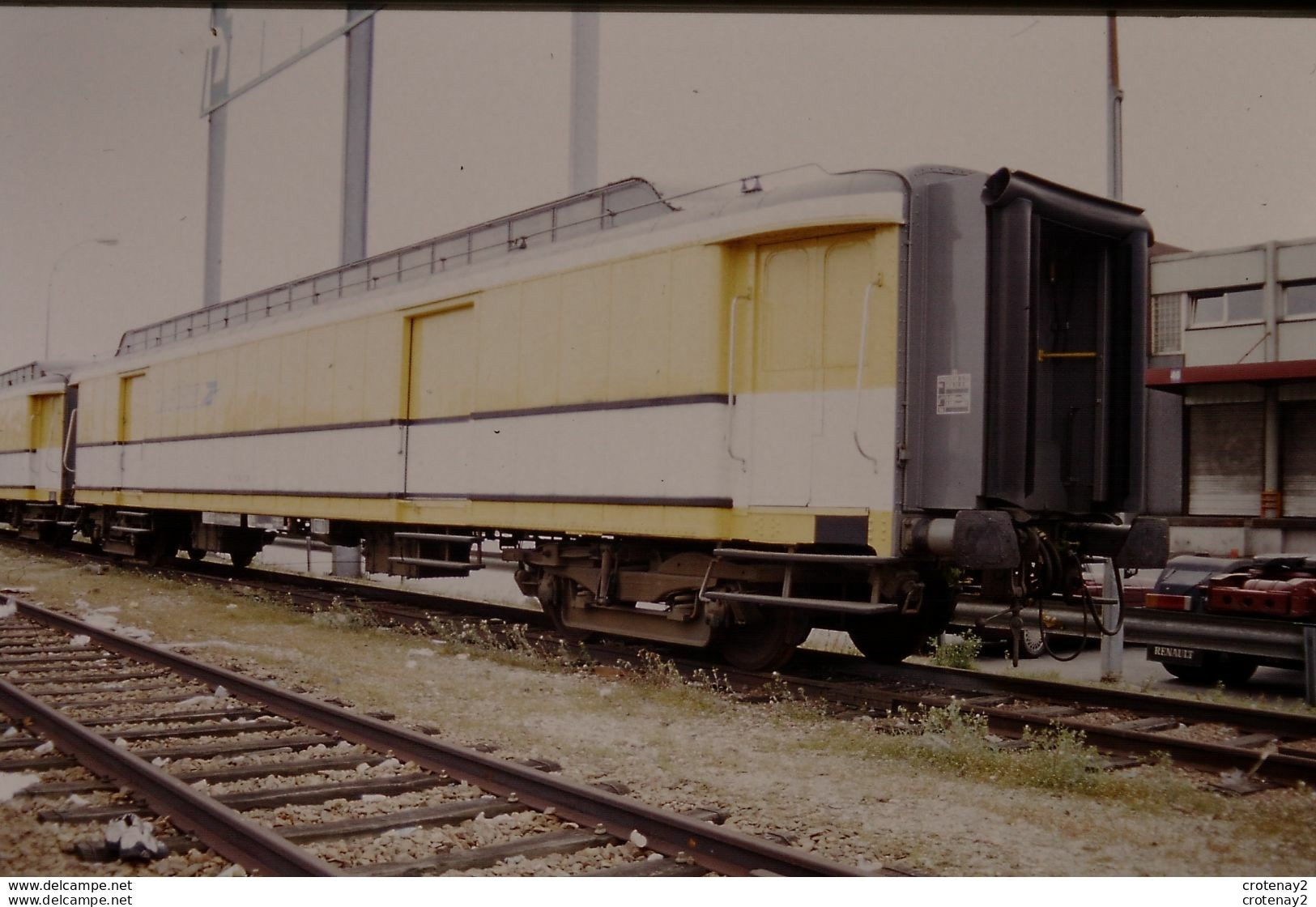 Photo Diapo Diapositive Slide Train Locomotive Wagon Postal La Poste Le 20/04/2000 VOIR ZOOM - Diapositives