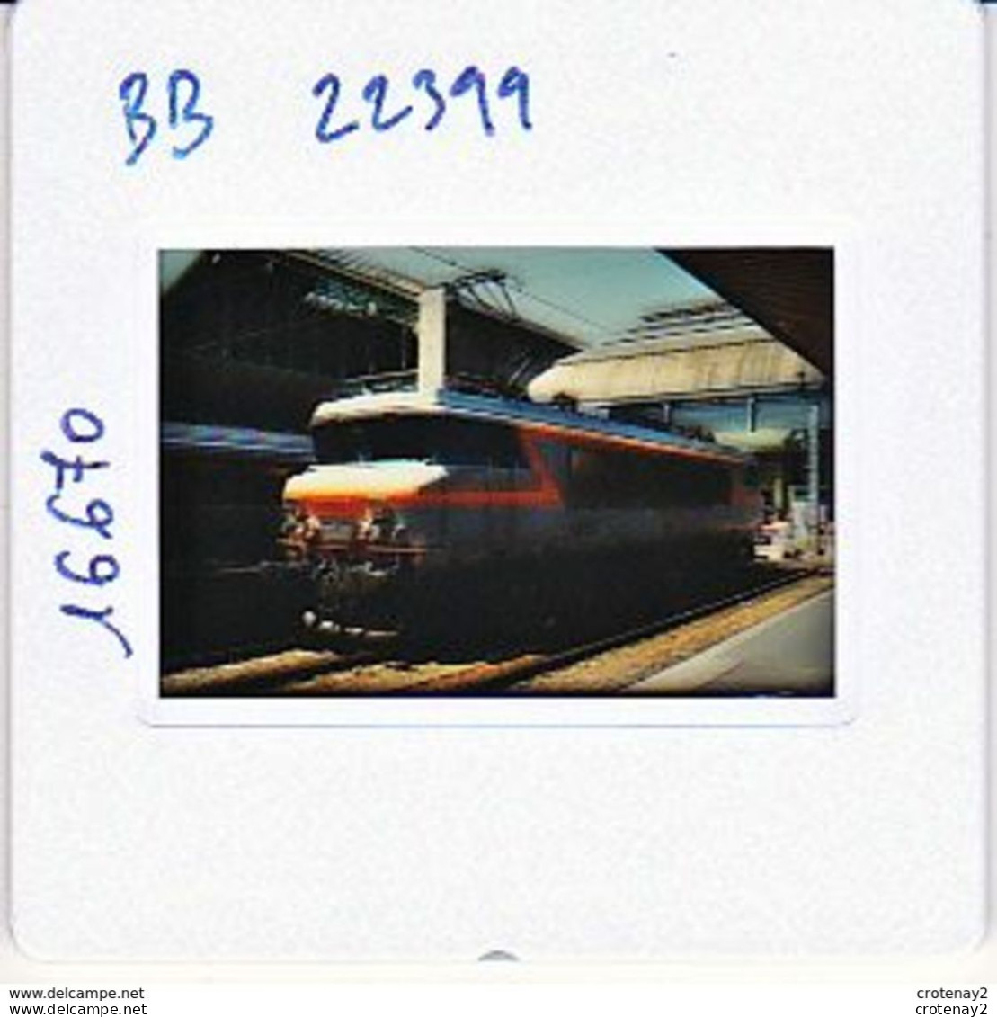 Photo Diapo Diapositive Slide Train Wagon Locomotive Electrique BB 22399 Le 19/06/2000 VOIR ZOOM - Diapositives