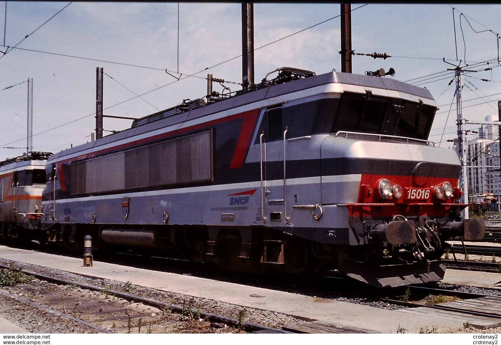 Photo Diapo Diapositive Slide Train Wagon Locomotive Electrique SNCF BB 15016 à LA VILLETTE Le 19/07/1996 VOIR ZOOM - Diapositives