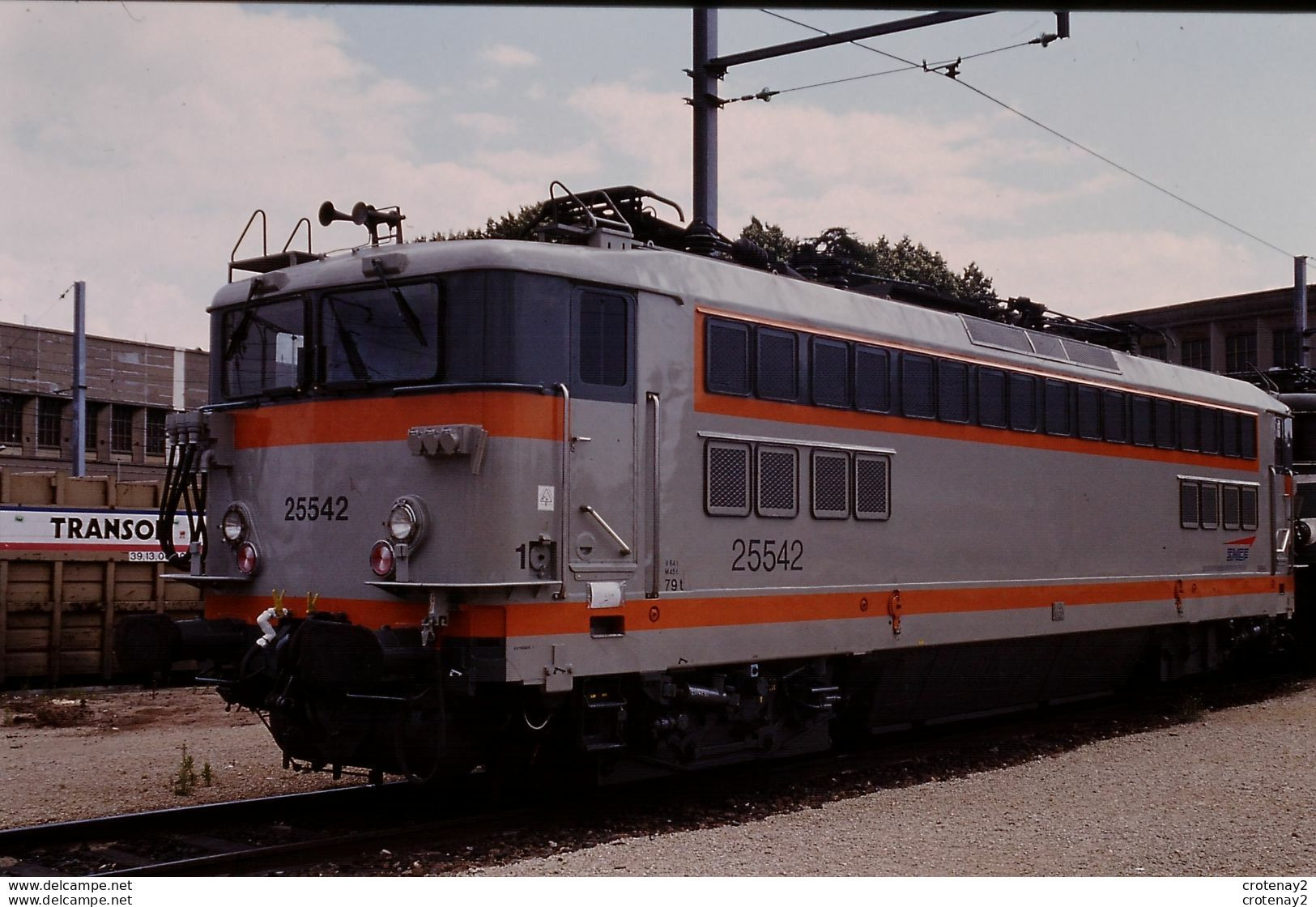 Photo Diapo Diapositive Slide Train Wagon Locomotive Electrique SNCF BB 25542 à VSG  Le 24/07/1996 VOIR ZOOM - Diapositives