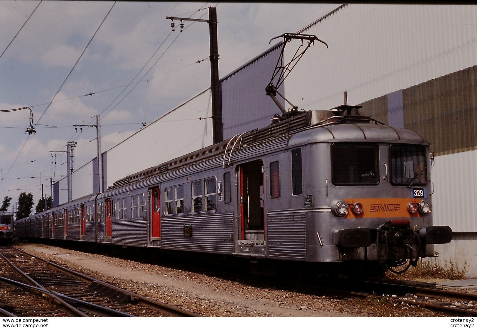 Photo Diapo Diapositive Slide Train Wagon Locomotive Rame Banlieue Inox SNCF Z 5329 à VSG  Le 24/07/1996 VOIR ZOOM - Diapositives