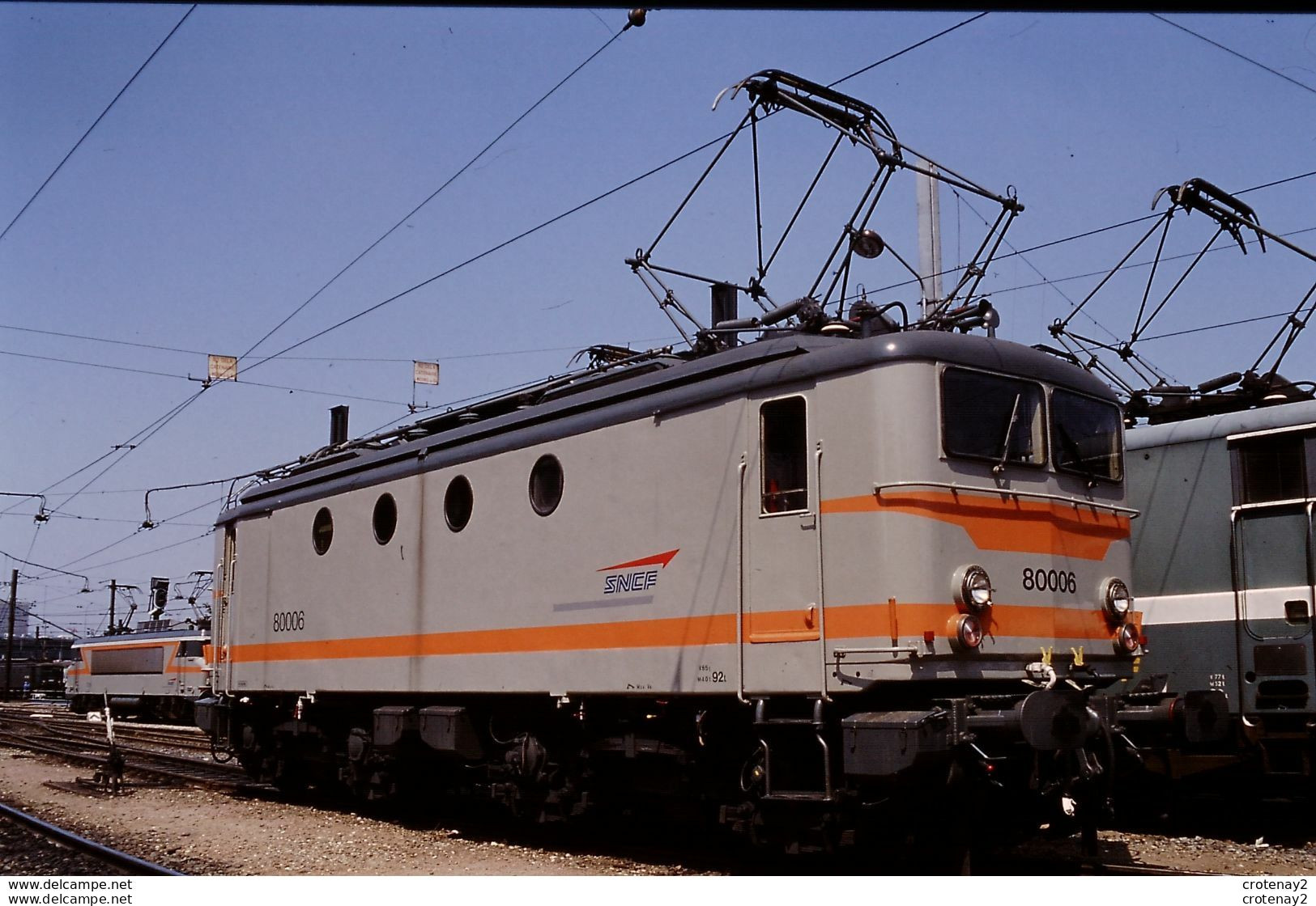 Photo Diapo Diapositive Slide Train Wagon Locomotive Electrique SNCF BB 80006 à IVRY Le 26/07/1996 VOIR ZOOM - Diapositives