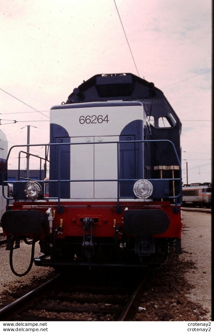 Photo Diapo Diapositive Slide Train Wagon Locomotive Diesel SNCF BB 66264 De Face à VSG Le 09/08/1996 VOIR ZOOM - Diapositives