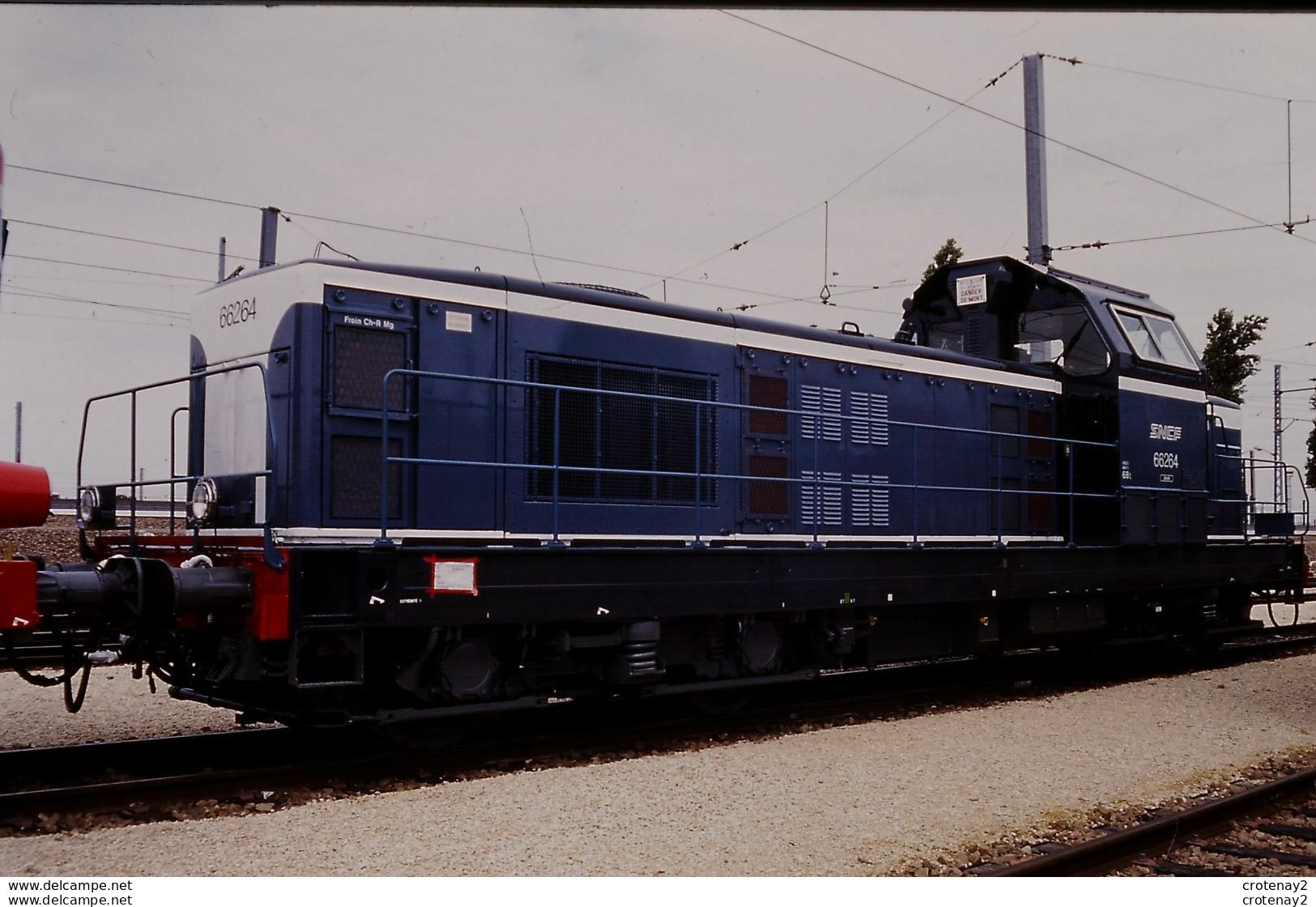 Photo Diapo Diapositive Slide Train Wagon Locomotive Diesel SNCF BB 66264 à VSG Le 09/08/1996 VOIR ZOOM - Diapositives