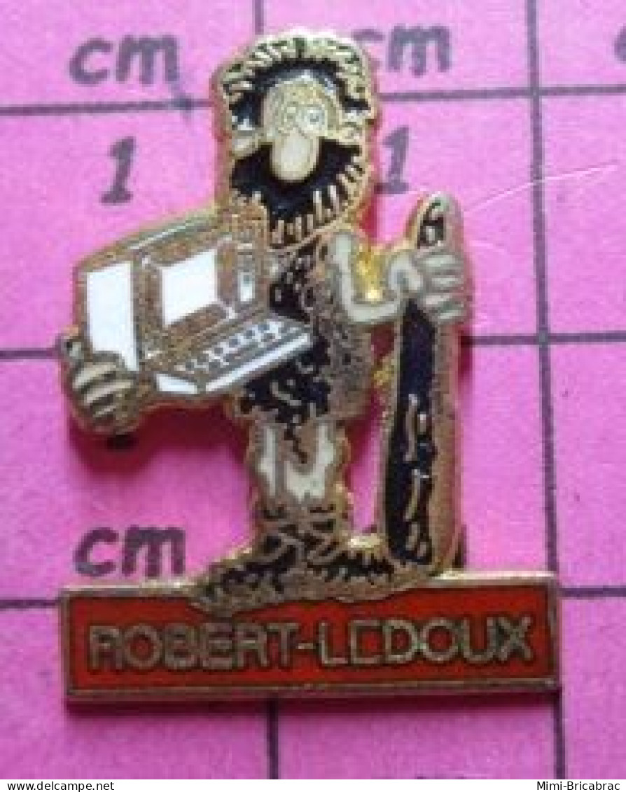 513G Pin's Pins / Beau Et Rare / INFORMATIQUE / ROBERT LEDOUX HOMME DES CAVERNES AVEC MINITEL OU ORDINATEUR - Informatique