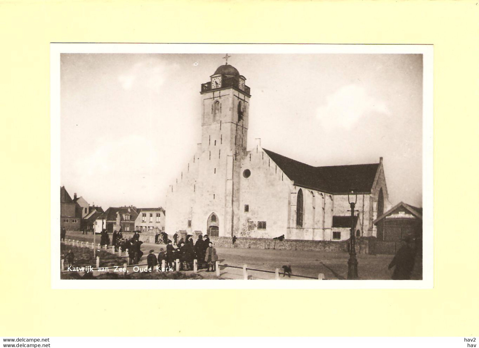 Katwijk Aan Zee Mensen Bij Oude Kerk RY41985 - Katwijk (aan Zee)