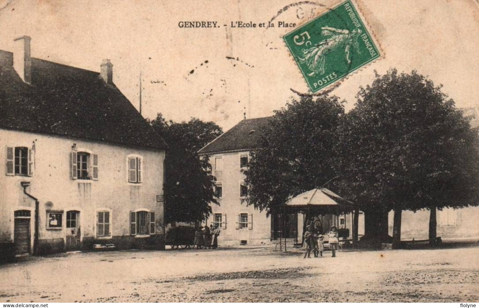 Gendrey - L'école Et La Place Du Village - Le Puits - Gendrey