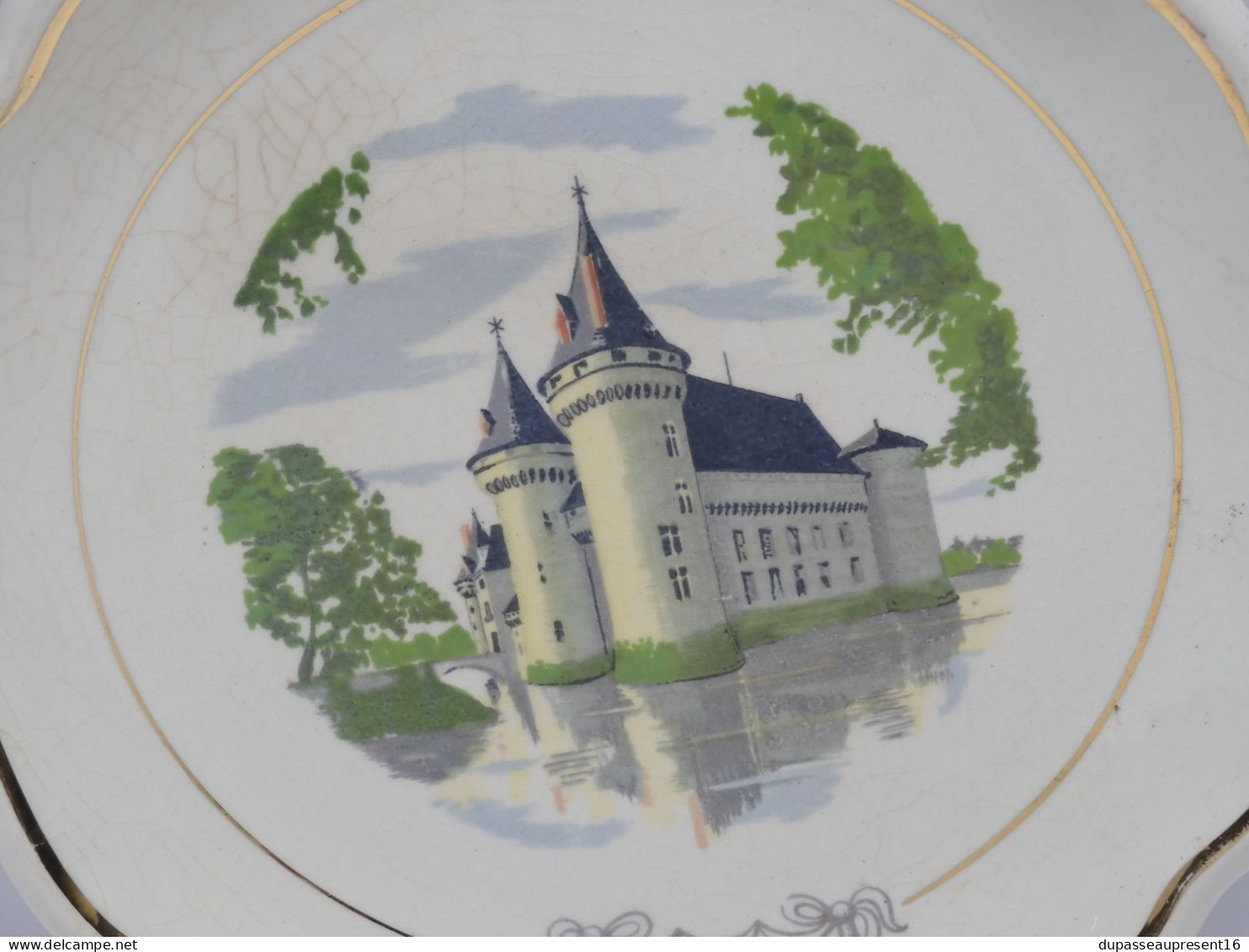 - BELLE ASSIETTE CERAMIQUE GIEN CHÂTEAUX DE LA LOIRE CHATEAU De SULLY   E - Gien (FRA)