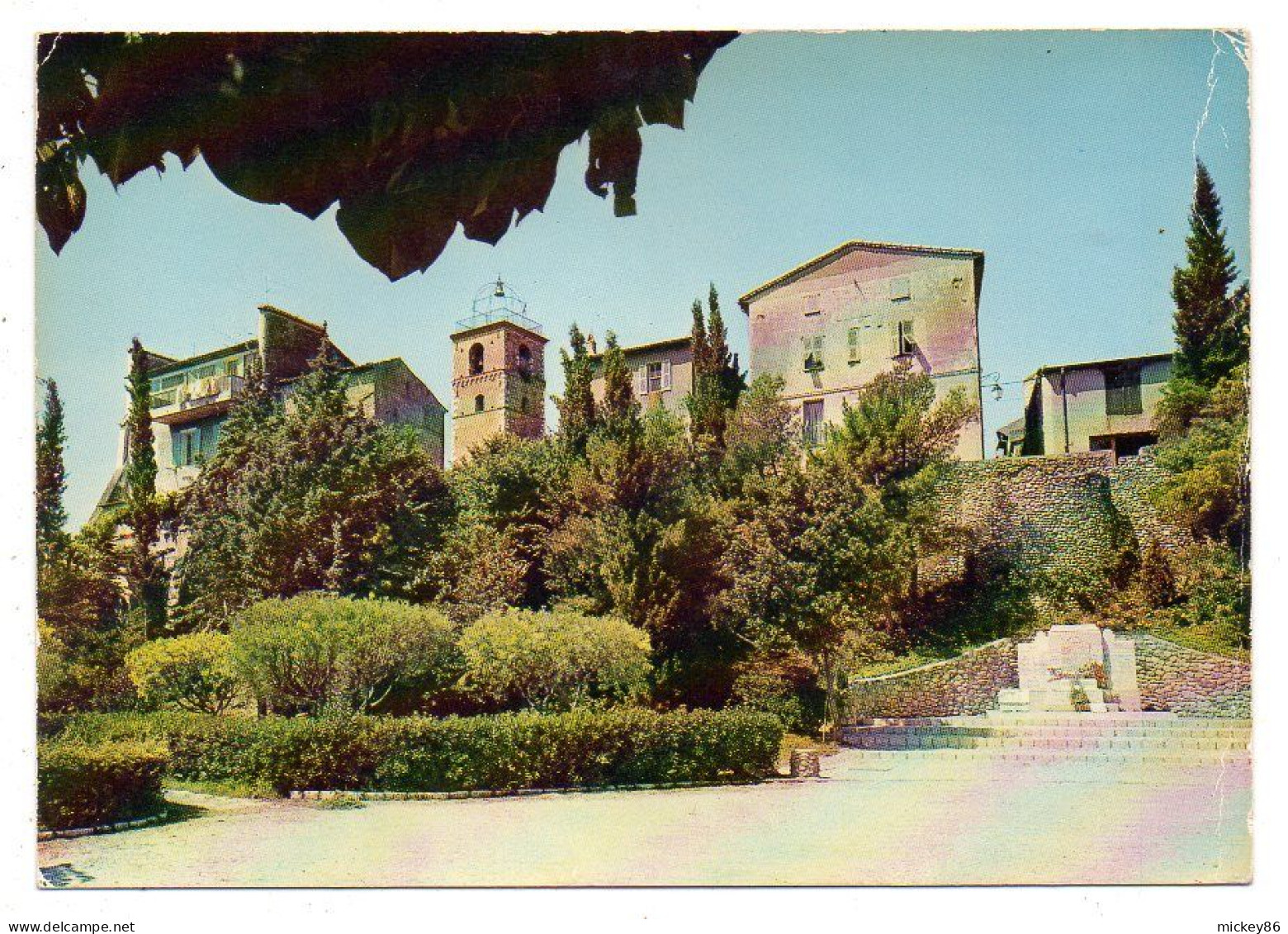 SAINT LAURENT DU VAR -- La Place François Layet -- L'église Et Les Remparts - Saint-Laurent-du-Var