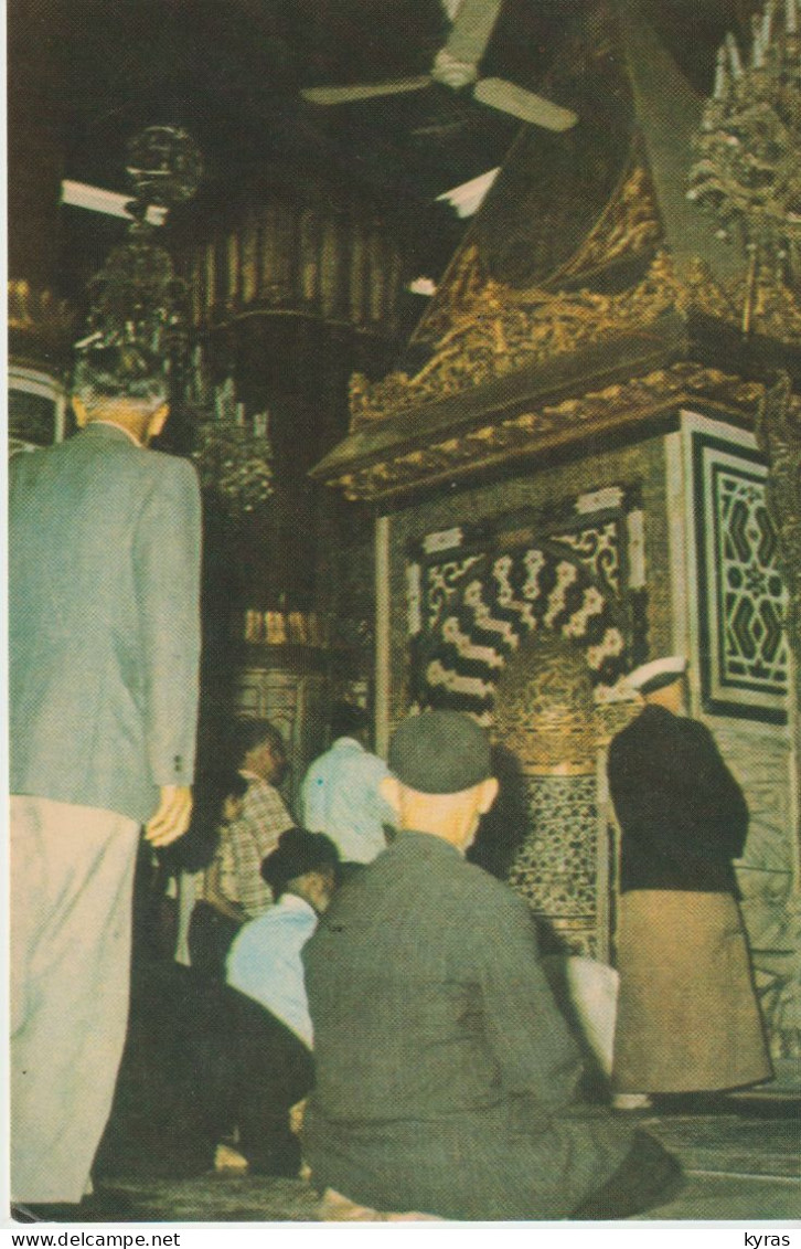 Cpm 10x15 . ARABIE SAOUDITE.  MEDINA. People At Prayer In The Prophet's Mosque - Saoedi-Arabië