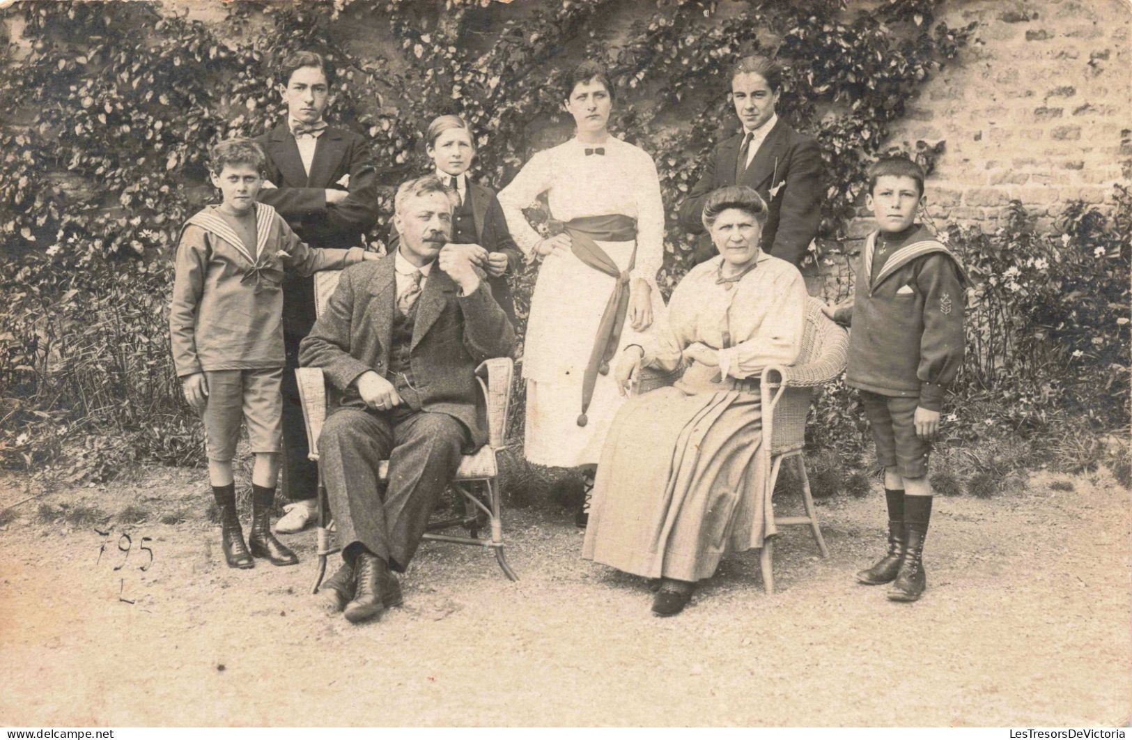 CARTE PHOTO - Photographie De Famille Dans Leur Jardin - Carte Postale Ancienne - Photographs