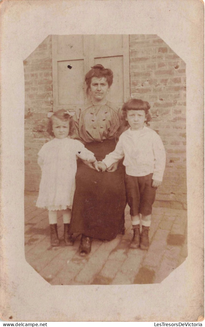 ENFANTS - Photo De Famille - Deux Petites Filles Avec Leur Mère - Carte Postale Ancienne - Gruppi Di Bambini & Famiglie