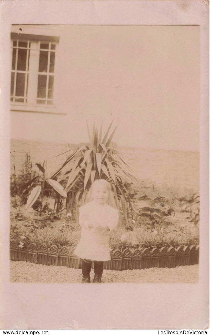 ENFANTS - Petite Fille Souriante Dans Un Jardin - Carte Postale Ancienne - Abbildungen