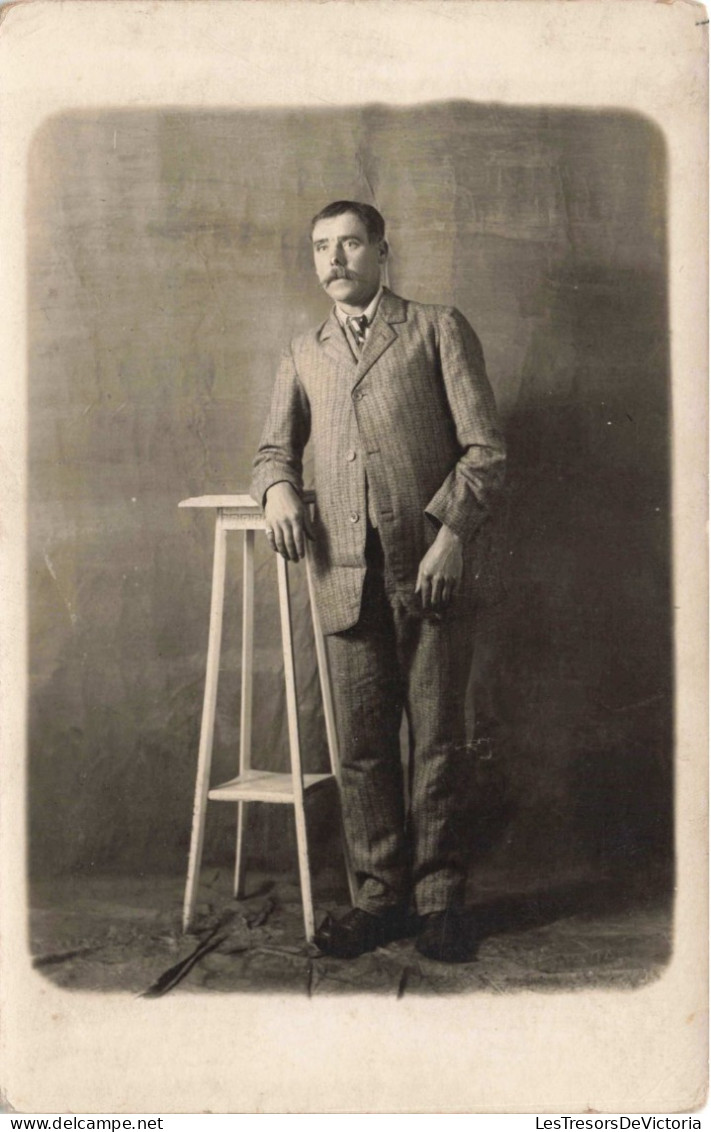 CARTE PHOTO - Photographie - Portrait D'un Homme Avec Un Costume à Rayures - Moustache - Carte Postale Ancienne - Photographs