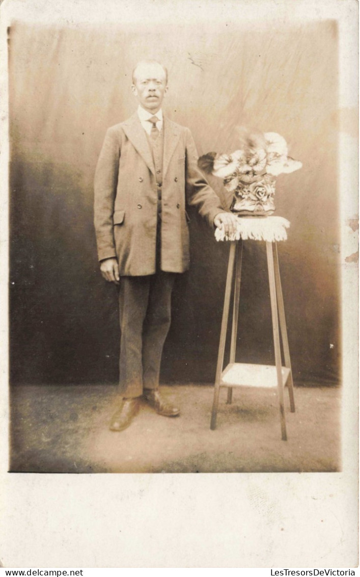 CARTE PHOTO - Photographie - Portrait D'un Homme Debout Près Un Pot De Fleur - Carte Postale Ancienne - Photographs