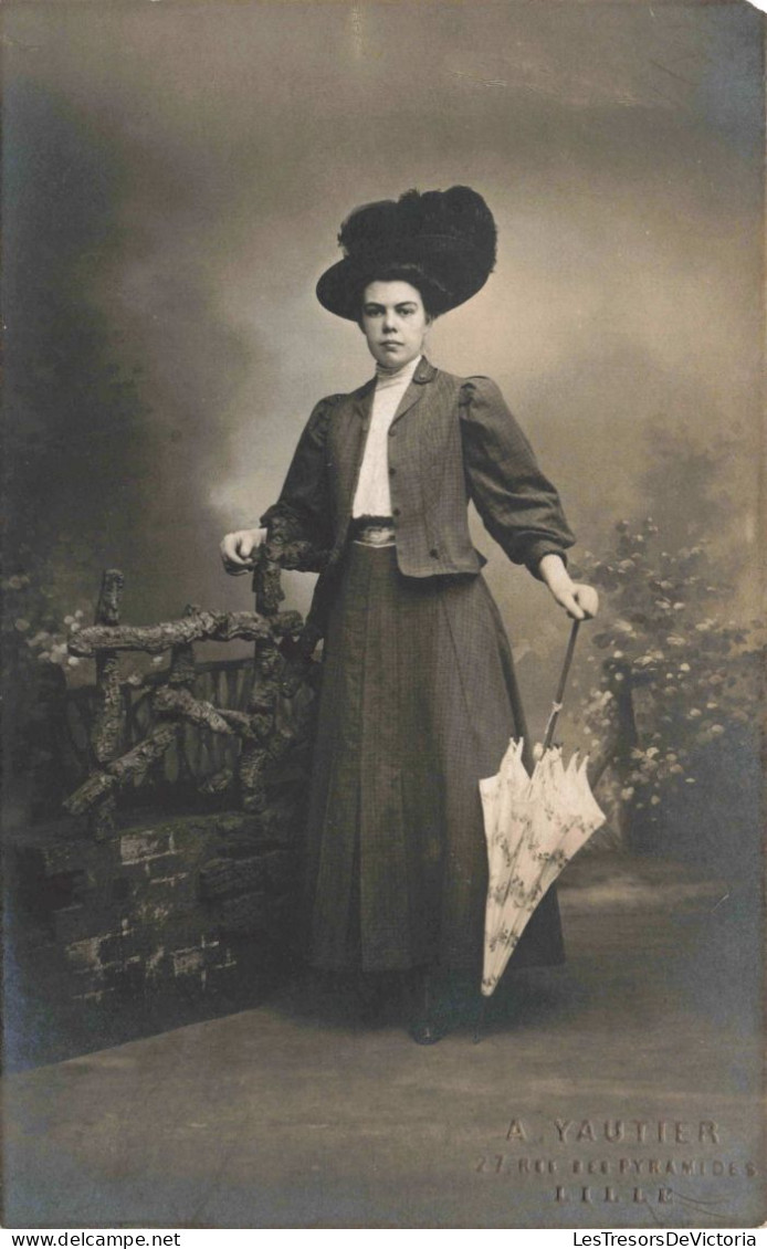 CARTE PHOTO - Photographie - Portrait D'une Femme Tenant Un Parapluie - Carte Postale Ancienne - Photographs