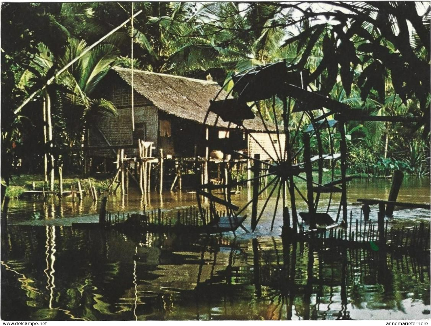 Monde D''Angkor Habitation Cambodgienne Sur Pilotis Avec Sa Roue A Aubes Au Bord De La Rivière - Thaïlande