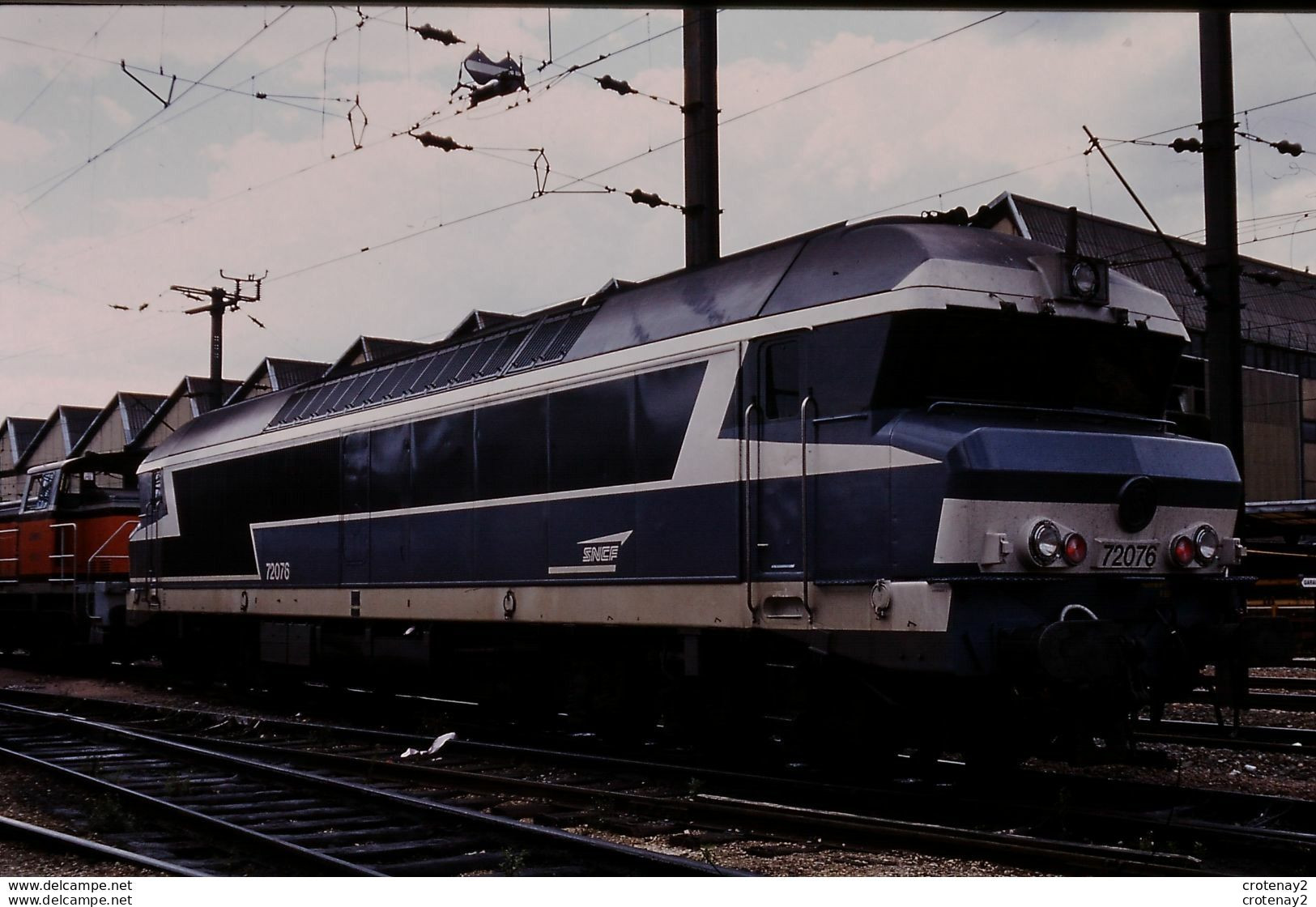 Photo Diapo Diapositive Slide Train Wagon Locomotive Diesel SNCF CC 72076 à LA VILLETTE Le 26/08/1996 VOIR ZOOM - Diapositives