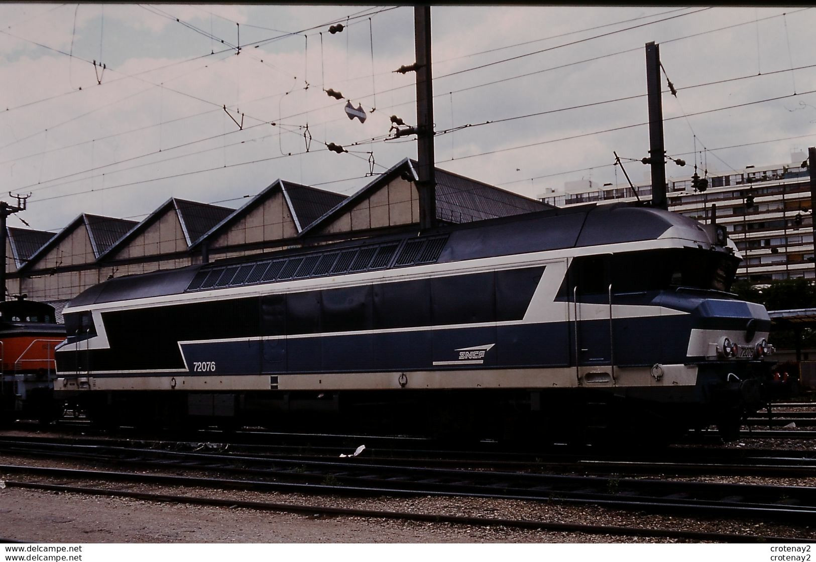 Photo Diapo Diapositive Slide Train Wagon Locomotive Diesel SNCF CC 72076 à LA VILLETTE Le 26/08/1996 VOIR ZOOM - Diapositives