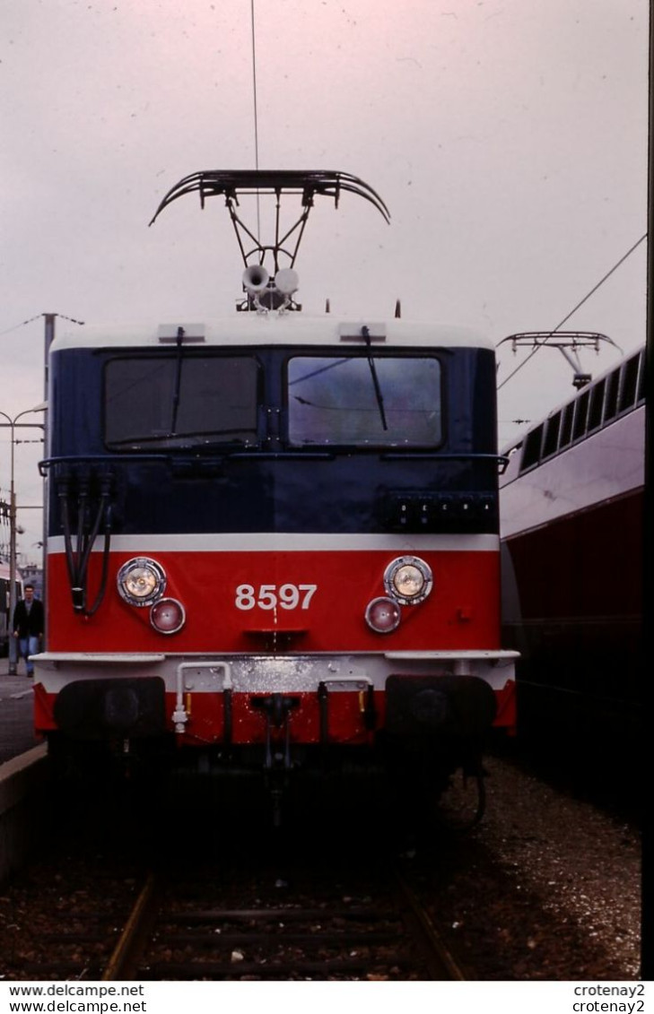 Photo Diapo Diapositive Slide Train Wagon Locomotive Electrique SNCF BB 8597 De Face Le 13/09/1996 VOIR ZOOM - Diapositives