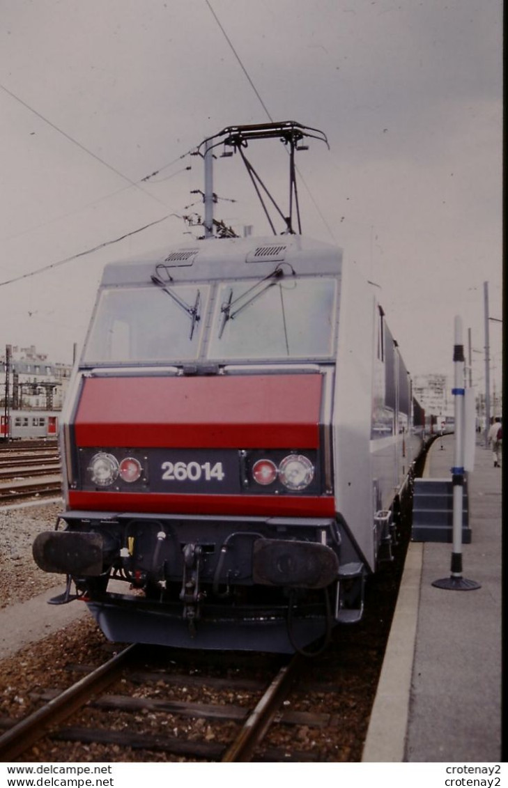 Photo Diapo Diapositive Slide Train Wagon Locomotive Electrique SNCF SYBIC BB 26014 De Face Le 13/09/1996 VOIR ZOOM - Diapositives
