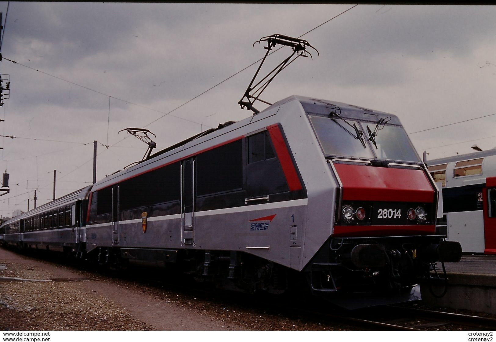 Photo Diapo Diapositive Slide Wagon Locomotive Electrique SNCF SYBIC BB 26014 Et Son Train Le 13/09/1996 VOIR ZOOM - Diapositives