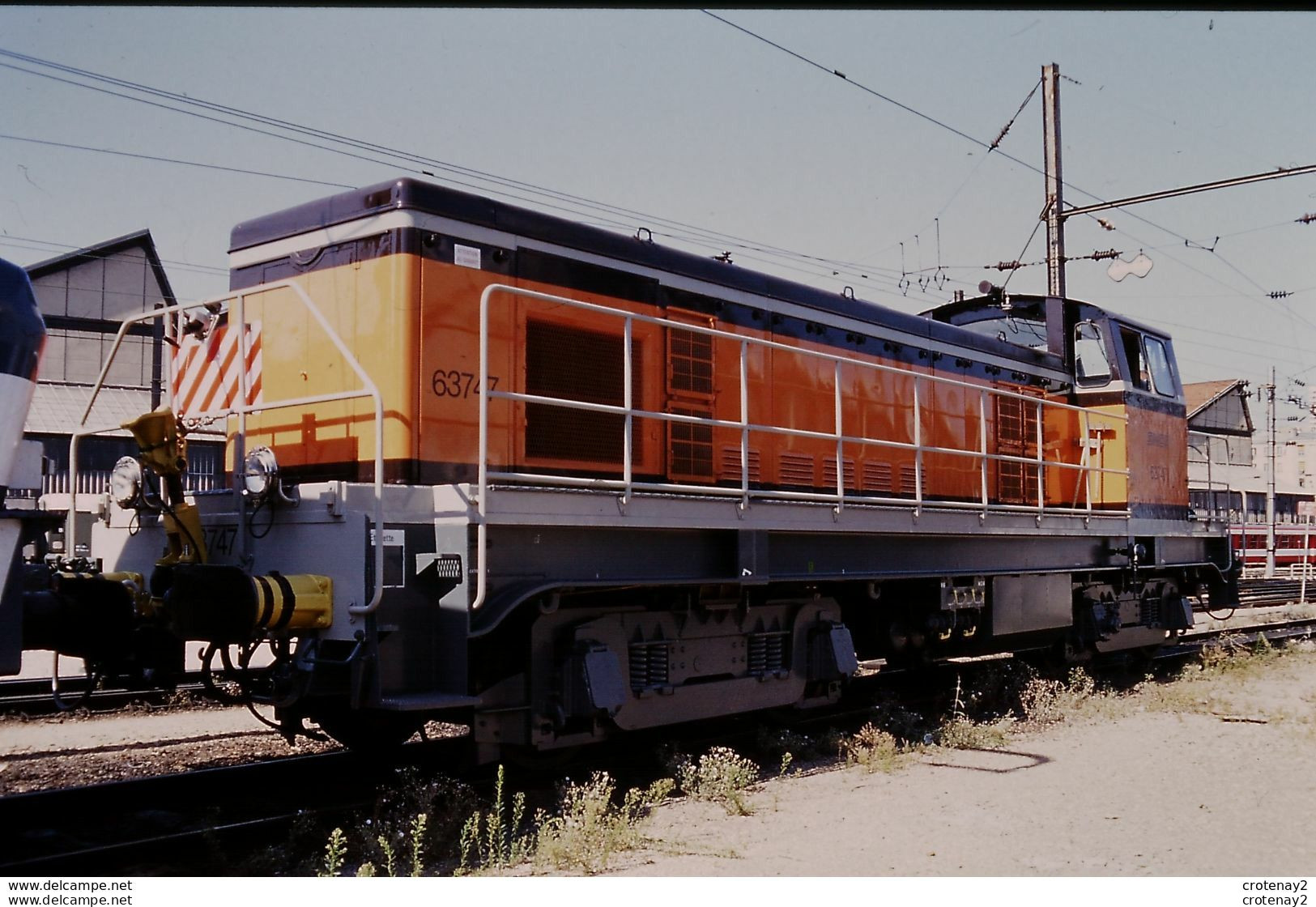 Photo Diapo Diapositive Slide Train Wagon Locomotive Diesel SNCF BB 63747 à LA VILLETTE Le 16/09/1996 VOIR ZOOM - Diapositives