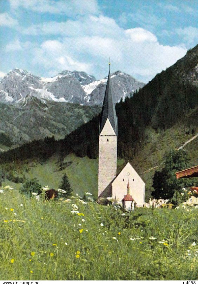 1 AK Österreich / Vorarlberg / Kleinwalsertal * Kath. Pfarrkirche Hl. Jodok - Davor Die Lourdeskapelle In Mittelberg * - Kleinwalsertal