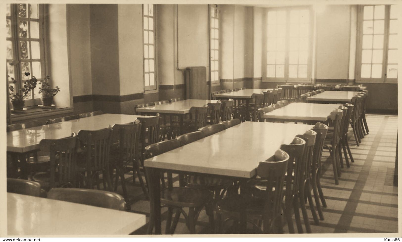 La Montagne * 2 Cartes Photos * école Félix Guillou , Le Château D'aux * La Cuisine Et La Salle à Manger - La Montagne