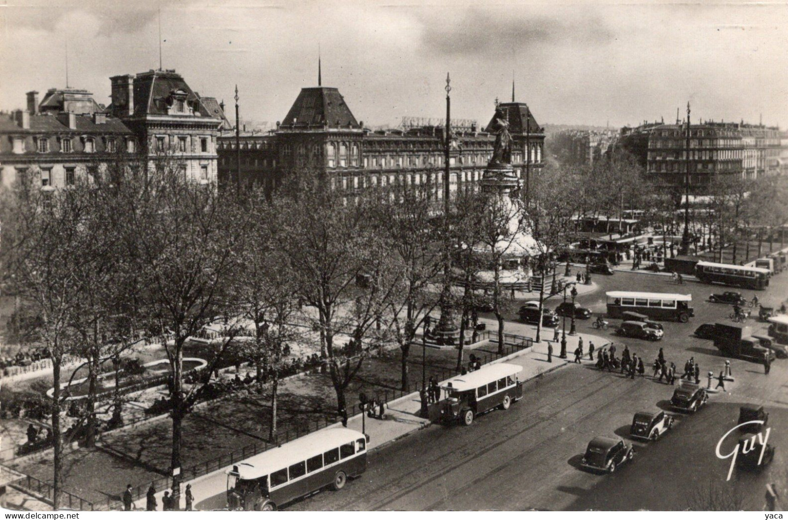 Autocars - Paris Place De La République - Bus & Autocars