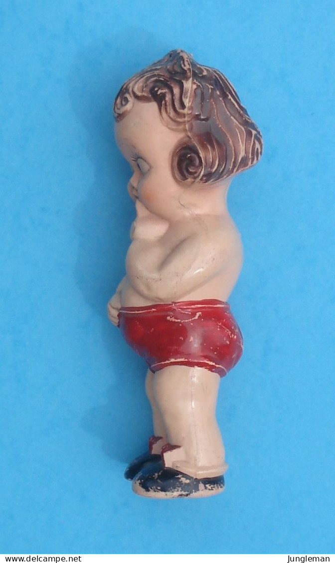 Ancienne Poupée - Fillette Cheveux Bouclés Avec Un Doigt Sur La Bouche - Plastique Dur - Année 1950 - Dolls