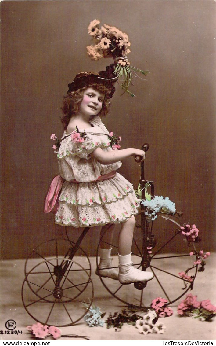 Fantaisie - Fillette Au Chapeau Sur Un Tricycle - Sourire  - Carte Postale Ancienne - Sonstige & Ohne Zuordnung