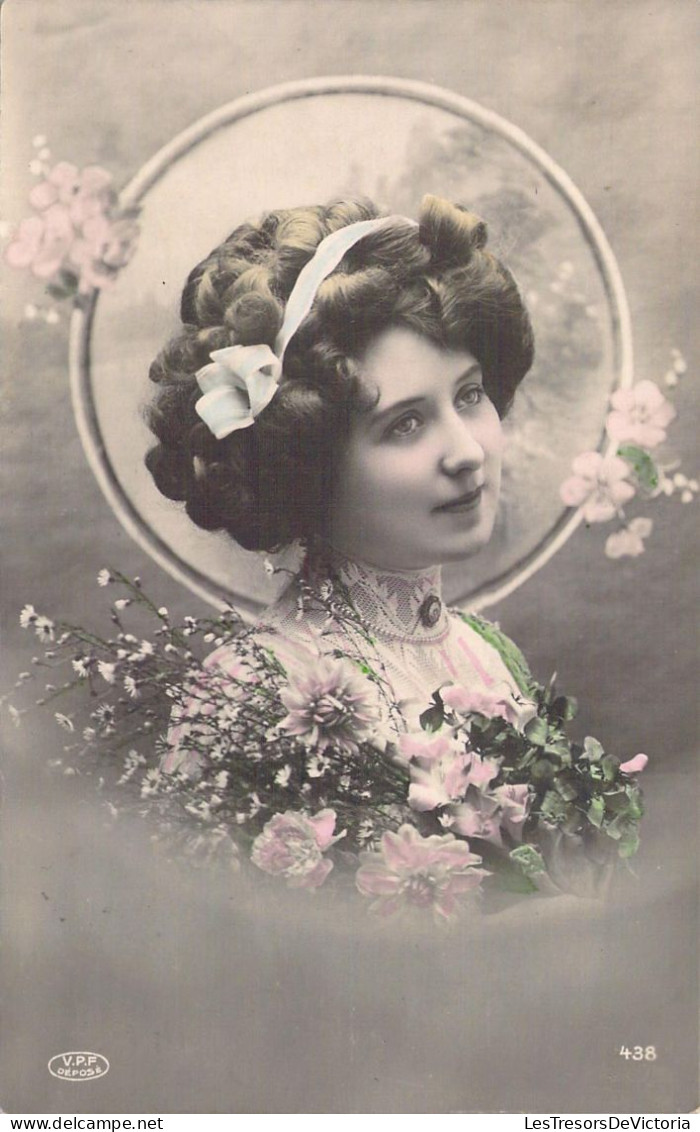 FANTAISIE - Femme - Bandeau Dans Les Cheveux - Bouquet De Fleurs  - Carte Postale Ancienne - Vrouwen