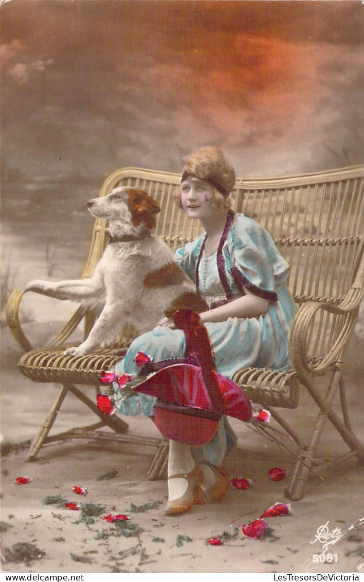 FANTAISIE - Femme En Robe Bleue Et Son Chien De Chasse - Carte Postale Ancienne - Women