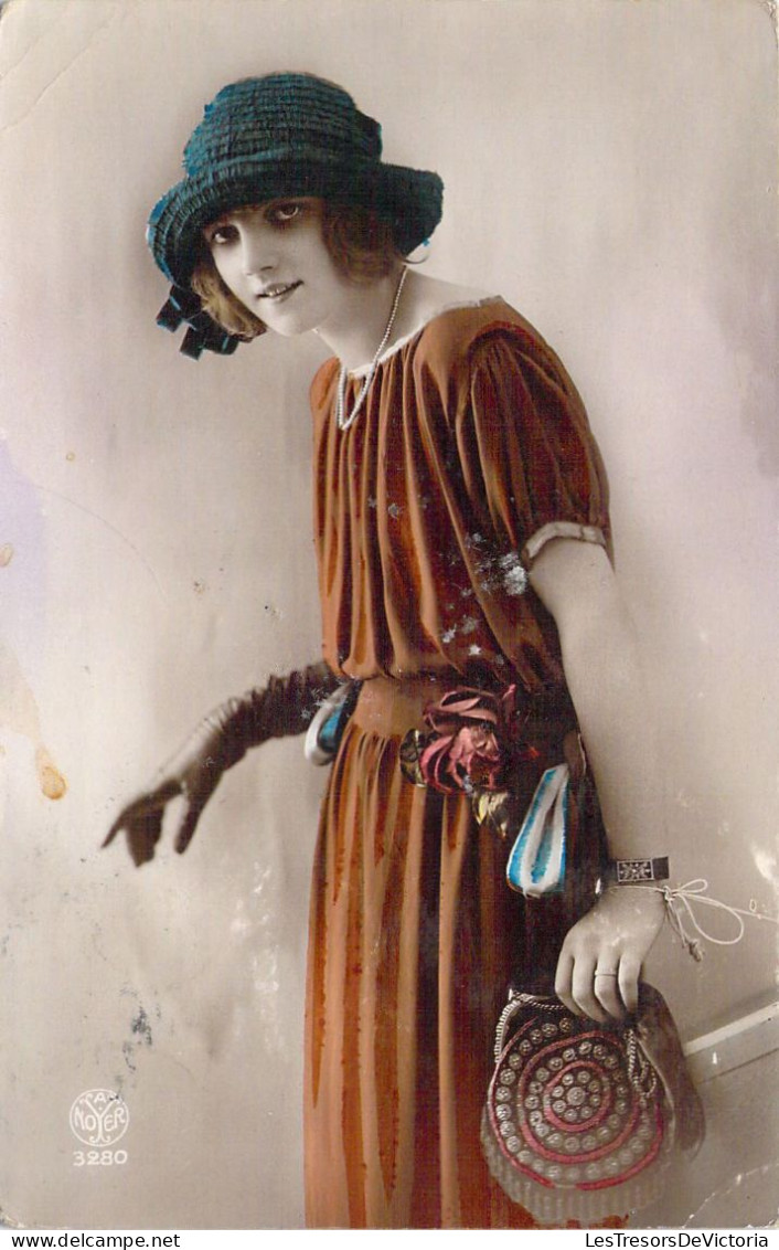 FANTAISIE - Femme Au Chapeau Vert Porte Un Gant - Carte Postale Ancienne - Vrouwen