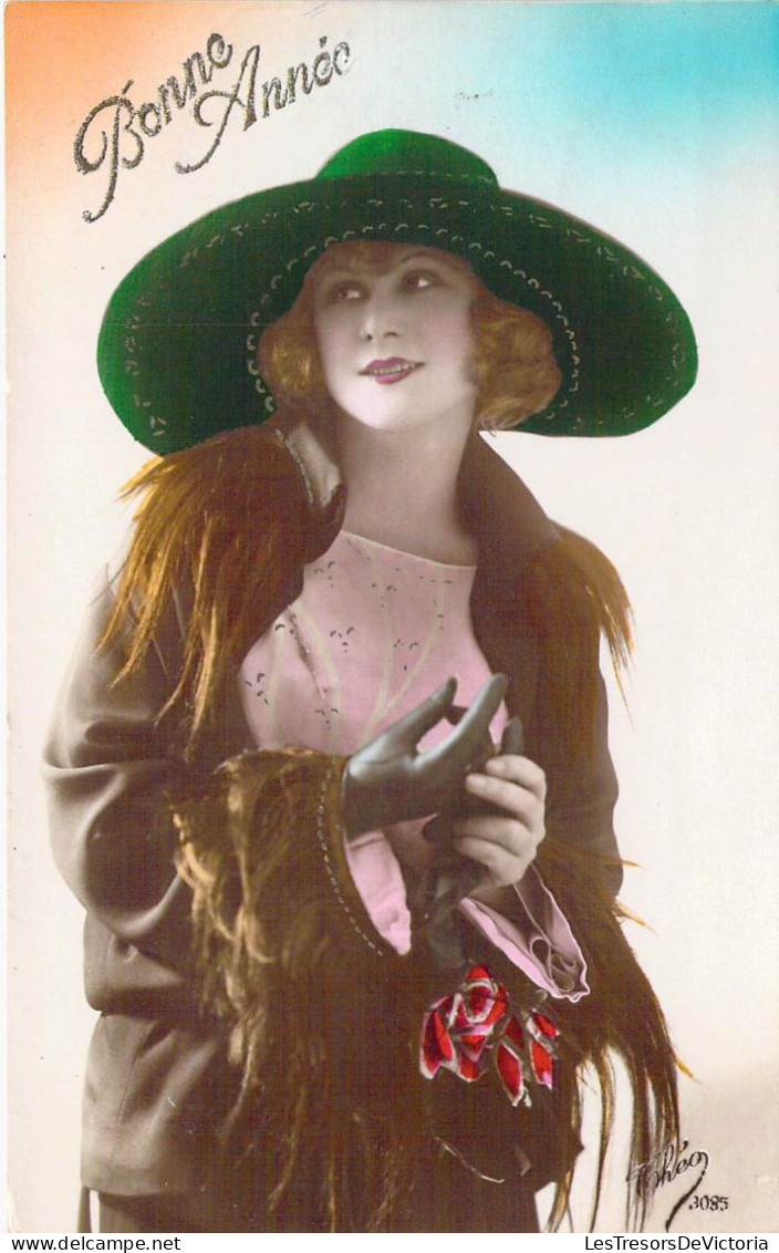 FANTAISIE - Femme Au Chapeau Vert Retire Ses Gants - Carte Postale Ancienne - Frauen