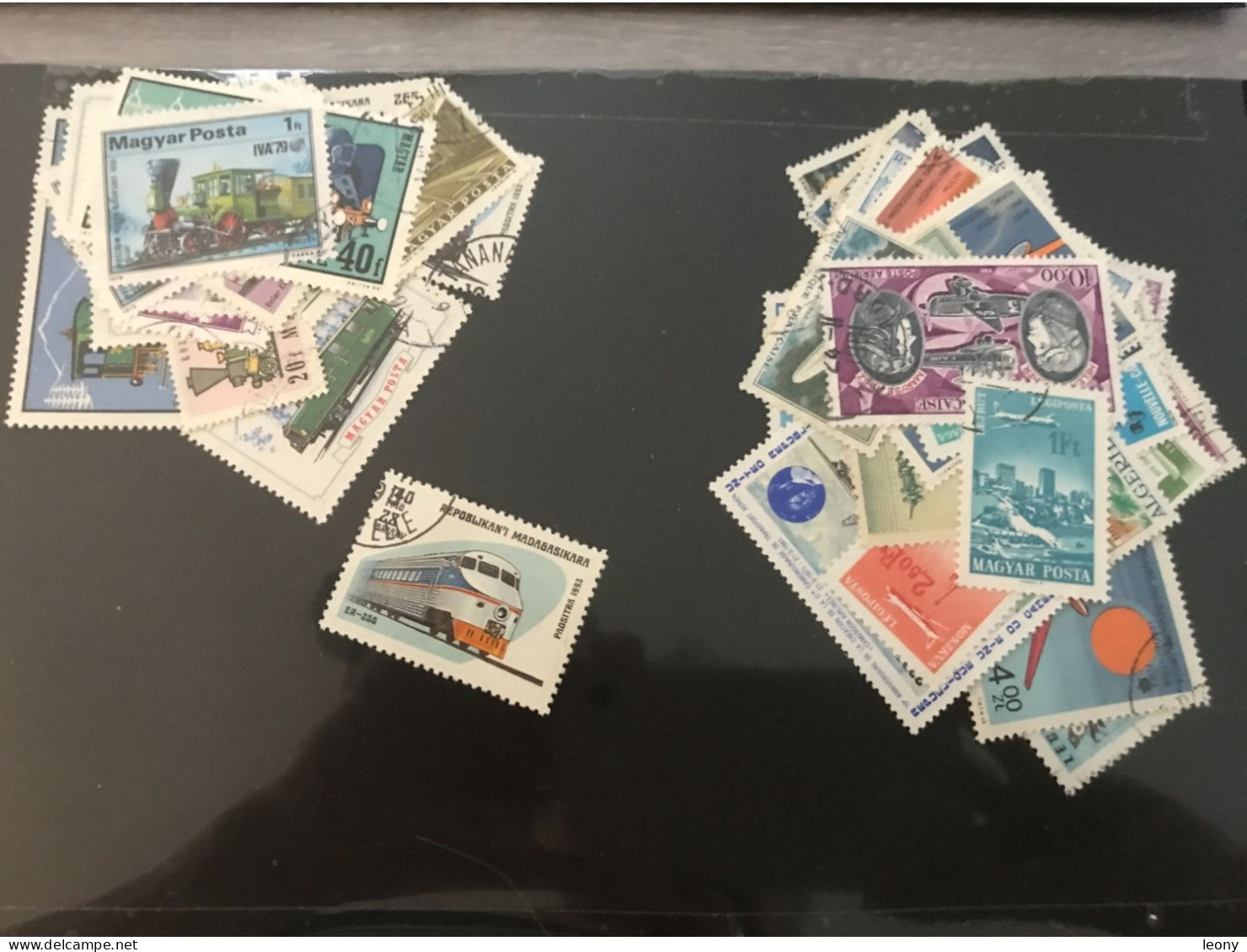 LOT  De  1000  TIMBRES   DIVERS   " ANIMAUX - FLEURS - AVIONS-VOITURES - BATEAUX - TRAINS - OISEAUX.... NEUFS -OBLITERES - Vrac (min 1000 Timbres)