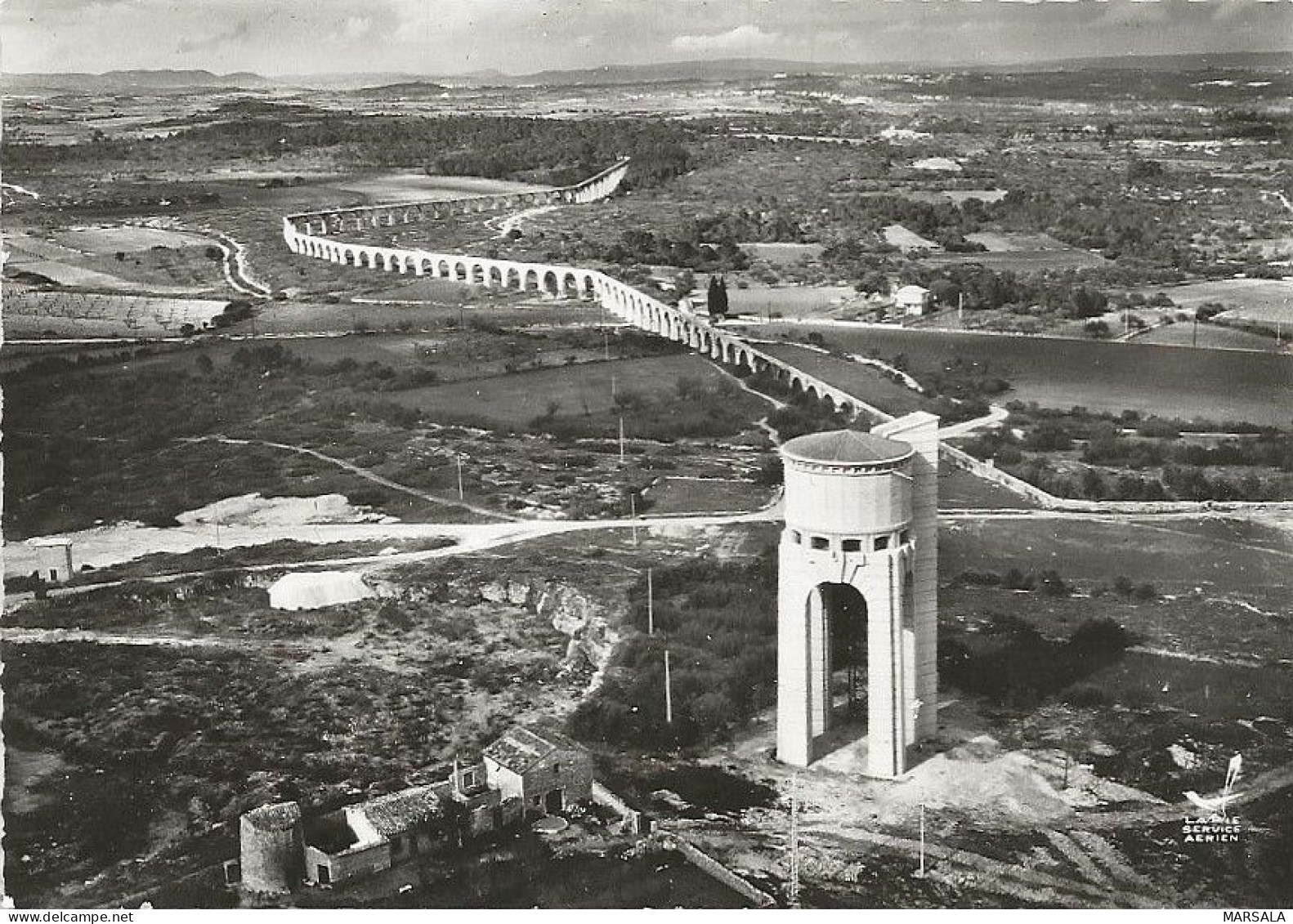 CPSM  Castries  Le Chateau D'eau Et L'Acqueduc - Castries