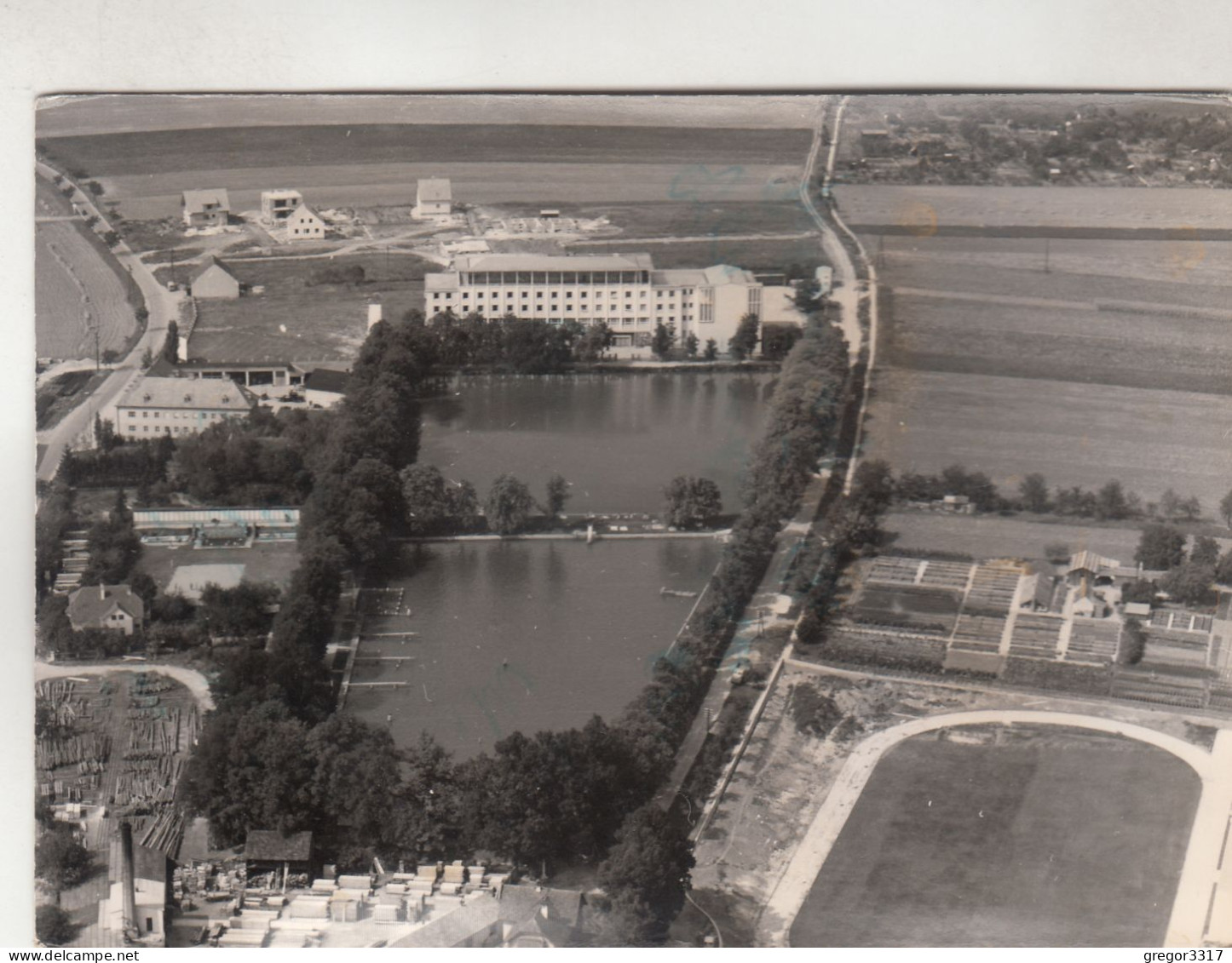 D2602) HORN - Alte LUFTBILD AK Mit SCHULE Sportplatz U. Gewässer Mit Straße U. Häusern - Horn