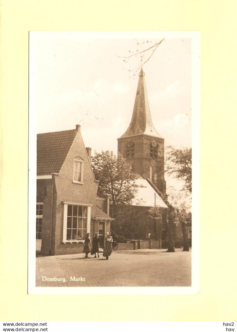 Domburg Vrouwen Markt Bij Winkel En Kerk RY42911 - Domburg