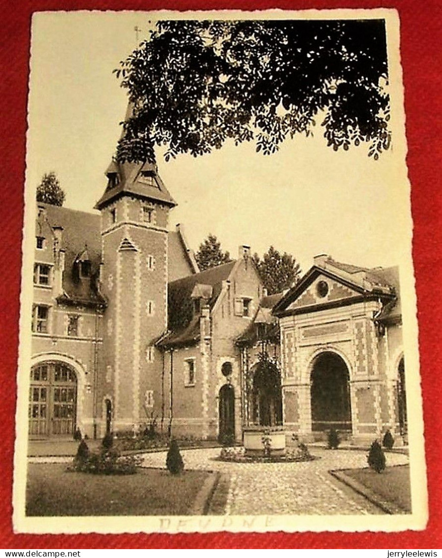 DEURNE  -      Museum Sterckshof -  Binnenhof Met Waterput - Brecht