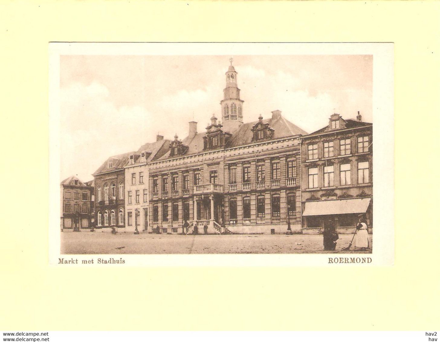 Roermond Markt Raadhuis Vrouw Met Bezem RY46681 - Roermond