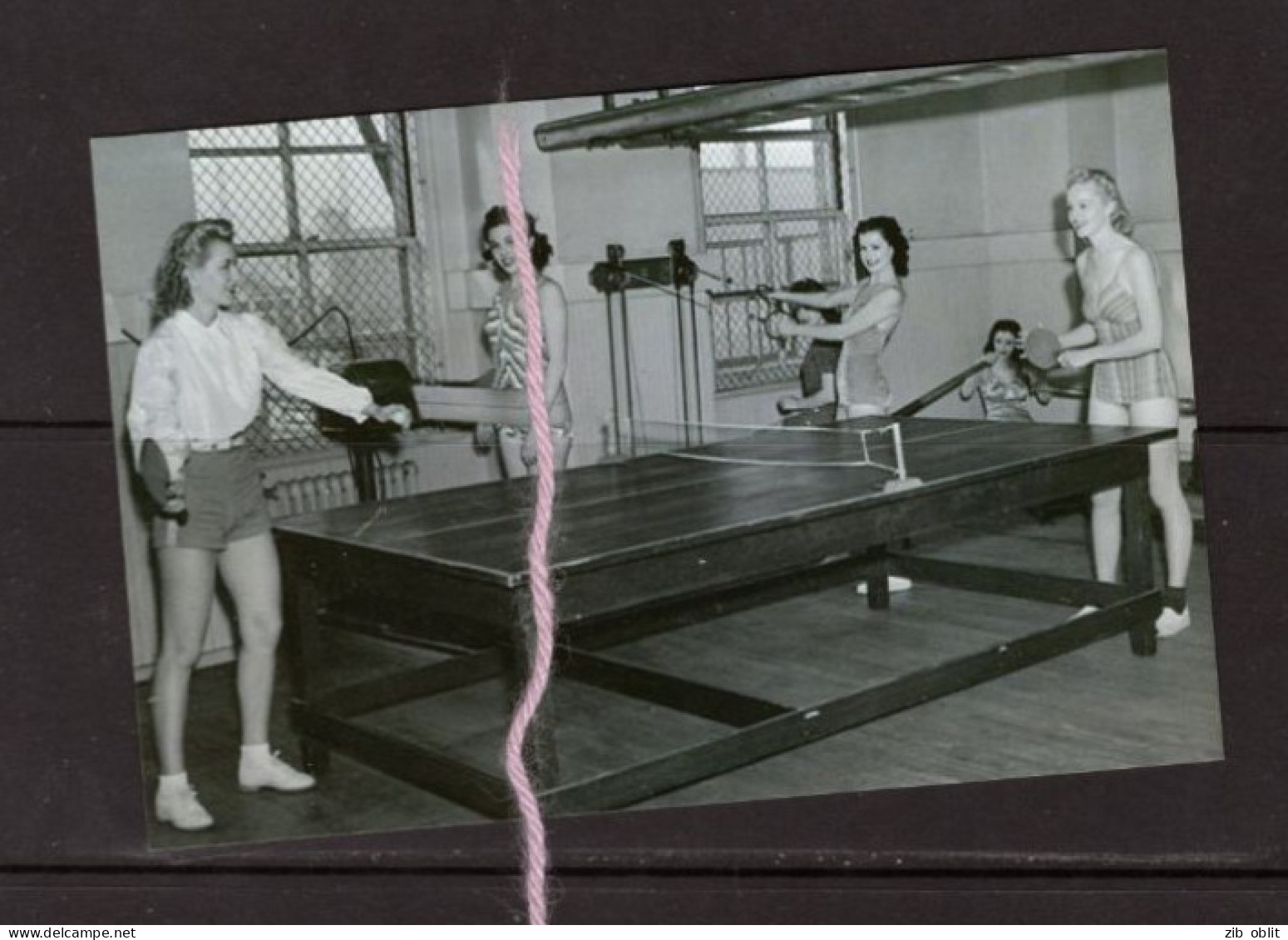 JEUNES FEMMES  JOUENT AU TENNIS DE TABLE  Ping Pong Babe Femme  Pin-up - Tischtennis