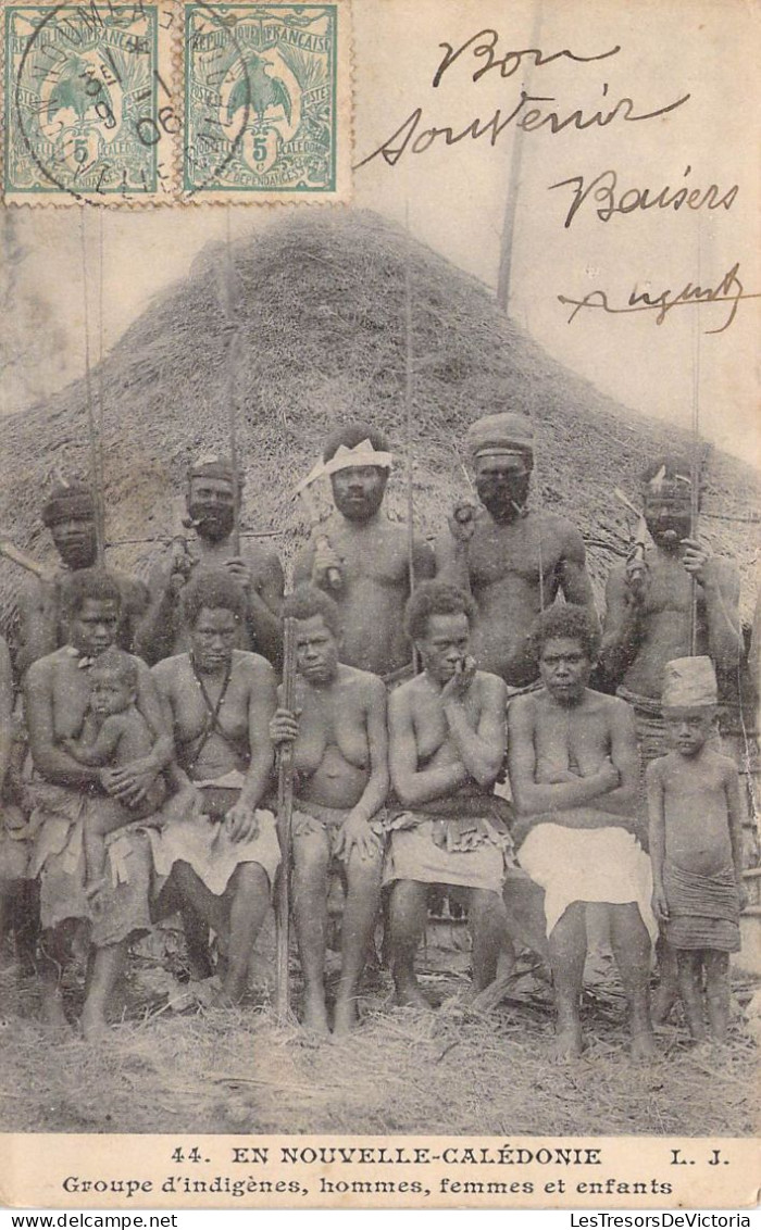 FRANCE - NOUVELLE CALEDONIE - Groupe D'Indigènes Hommes Femmes Et Enfants - Carte Postale Ancienne - Nouvelle Calédonie