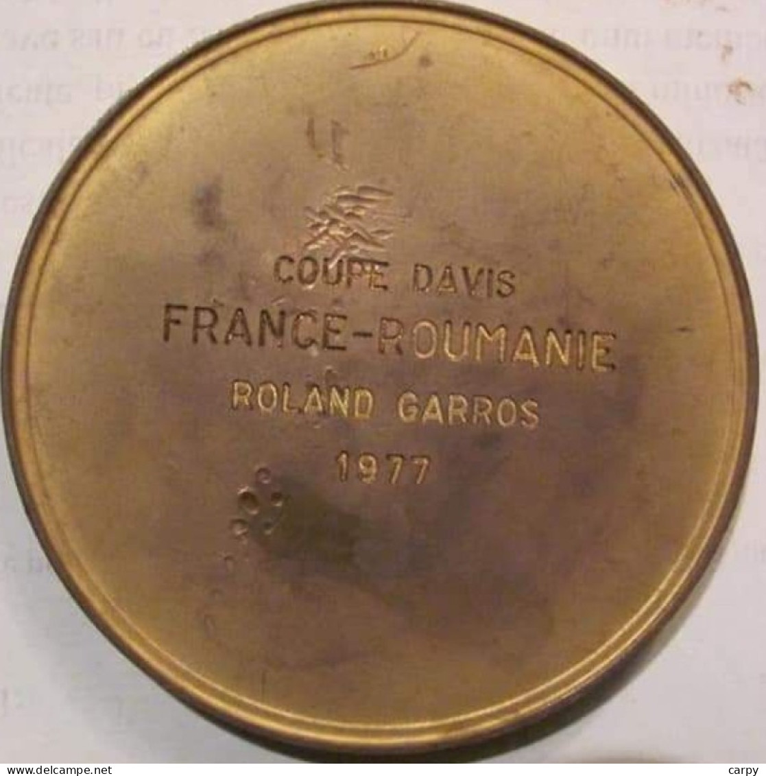 FRANCE ROMANIA (Ilie Nastase) Davis Cup Rolland Garros 1977/ 65 Mm; 155 G / MegaRARE - Bekleidung, Souvenirs Und Sonstige