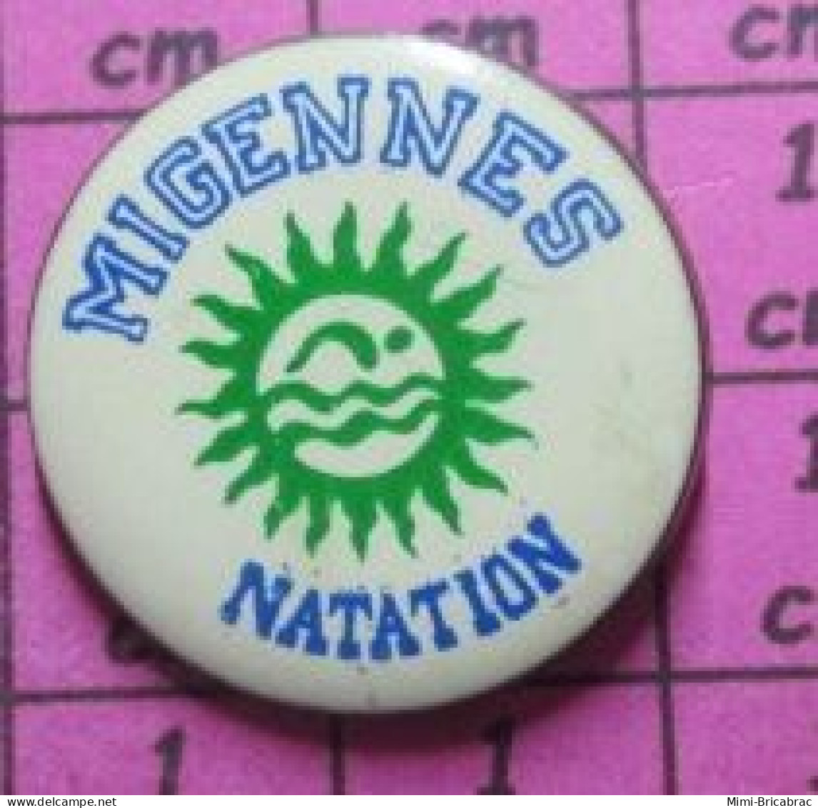 1115A Pin's Pins / Beau Et Rare / SPORTS / SOLEIL VERT MIGENNES NATATION CLUB - Nuoto