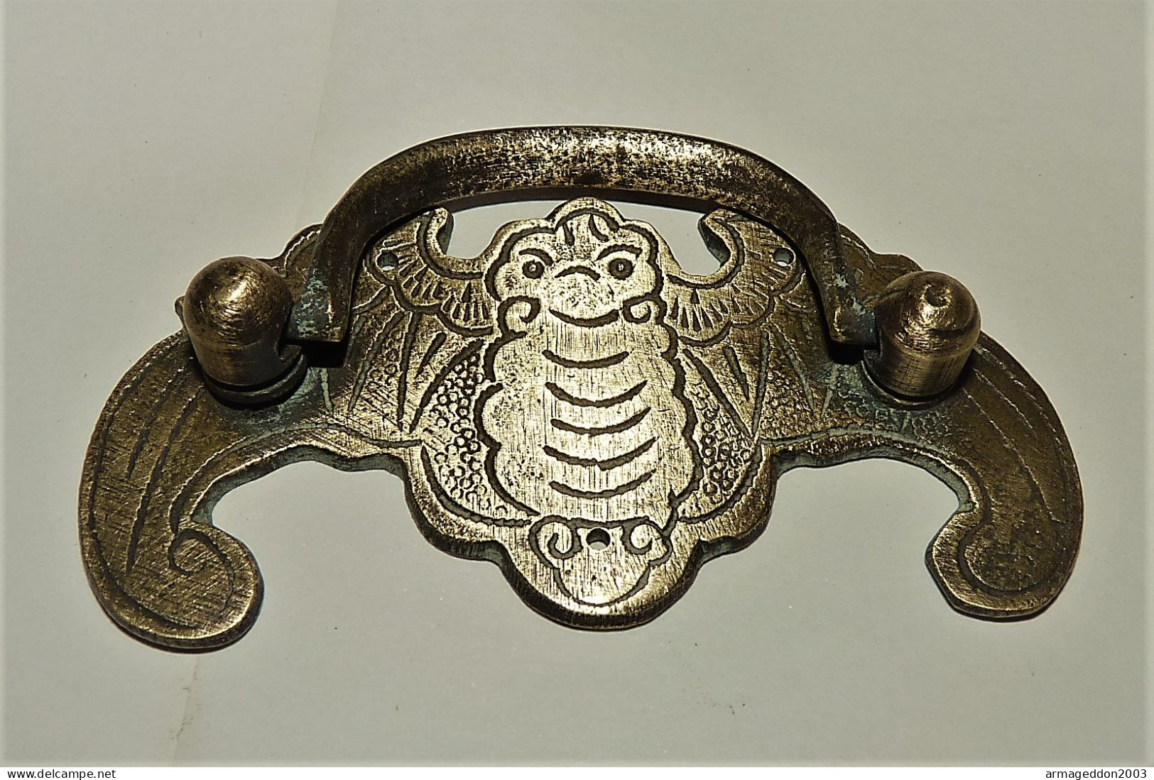 LOT DE 2 ANCIENNE POIGNEES DE PORTE DE MEUBLES TIROIR EN LAITON CISELE CHIMERE T - Andere & Zonder Classificatie