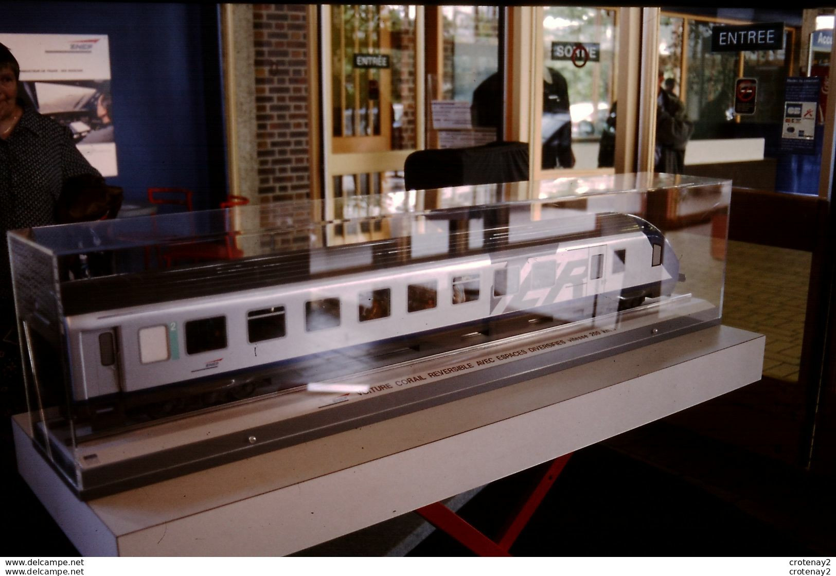 Photo Diapo Diapositive Slide Train Wagon Locomotive Maquette TER Corail SNCF Réversible Le 12/09/1998 VOIR ZOOM - Diapositives