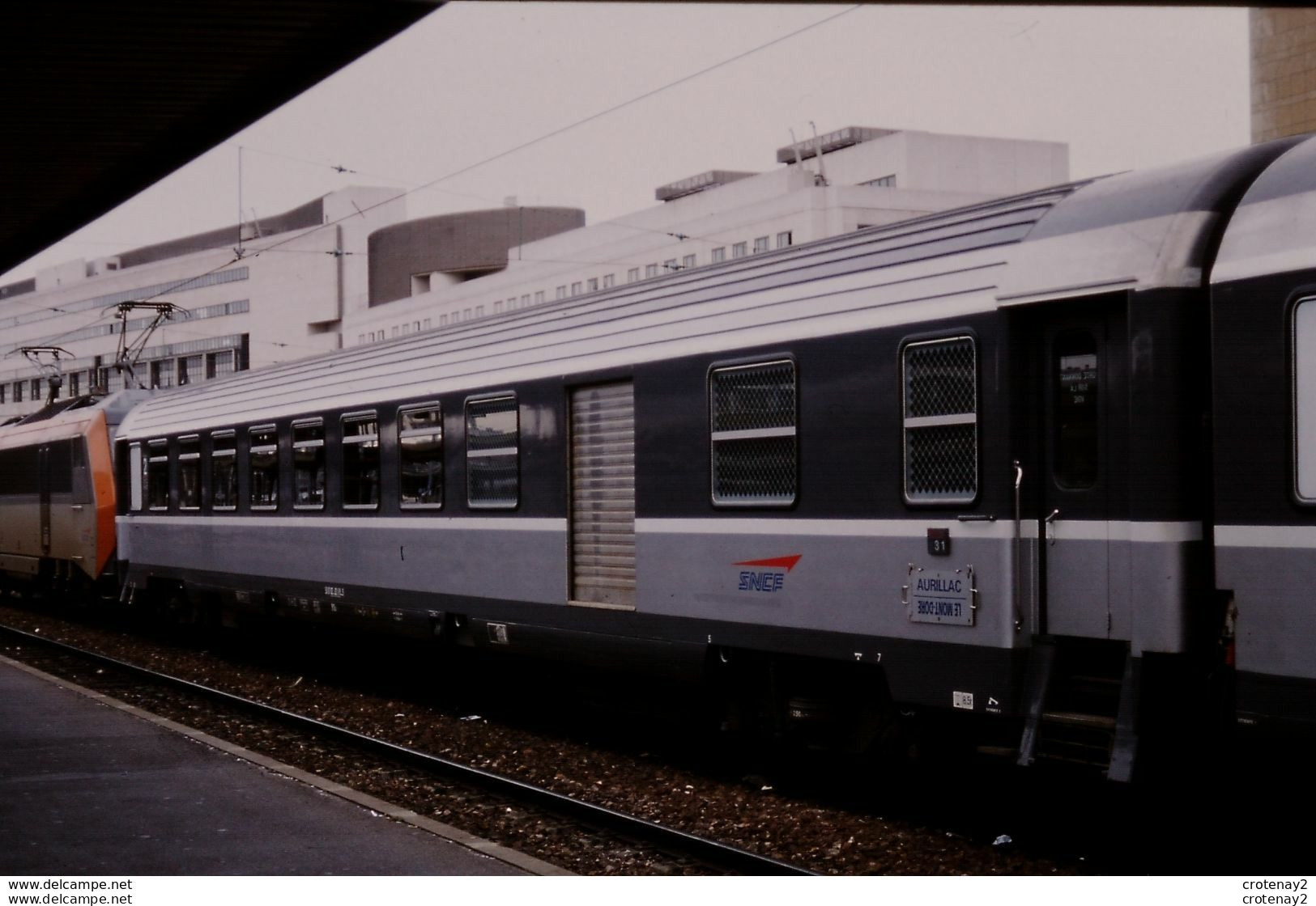 Photo Diapo Diapositive Slide Train Wagon Voiture Corail Mixte Fourgon 2è Cl SNCF Pour AURILLAC Le 15/09/1998 VOIR ZOOM - Diapositives
